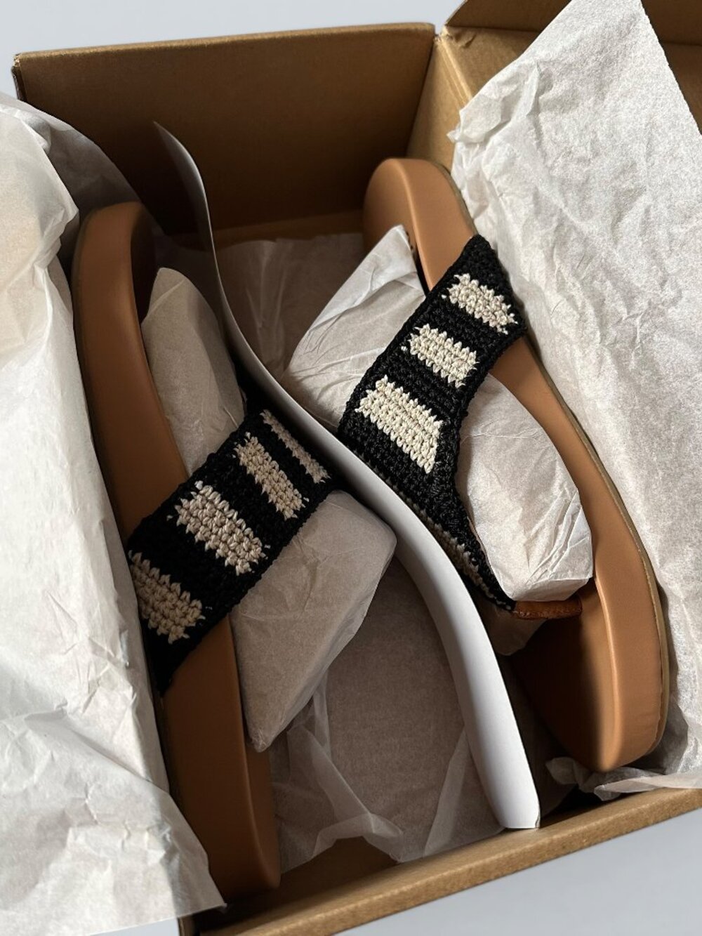 The SAK Women's Embroided Everly Thong Sandal Black White Stripe Size 9 NEW - Picture 6 of 7